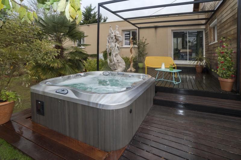 Приятная новость - на нашем складе снова в наличии все модели спа-бассейнов! Успейте заказать свой любимый.